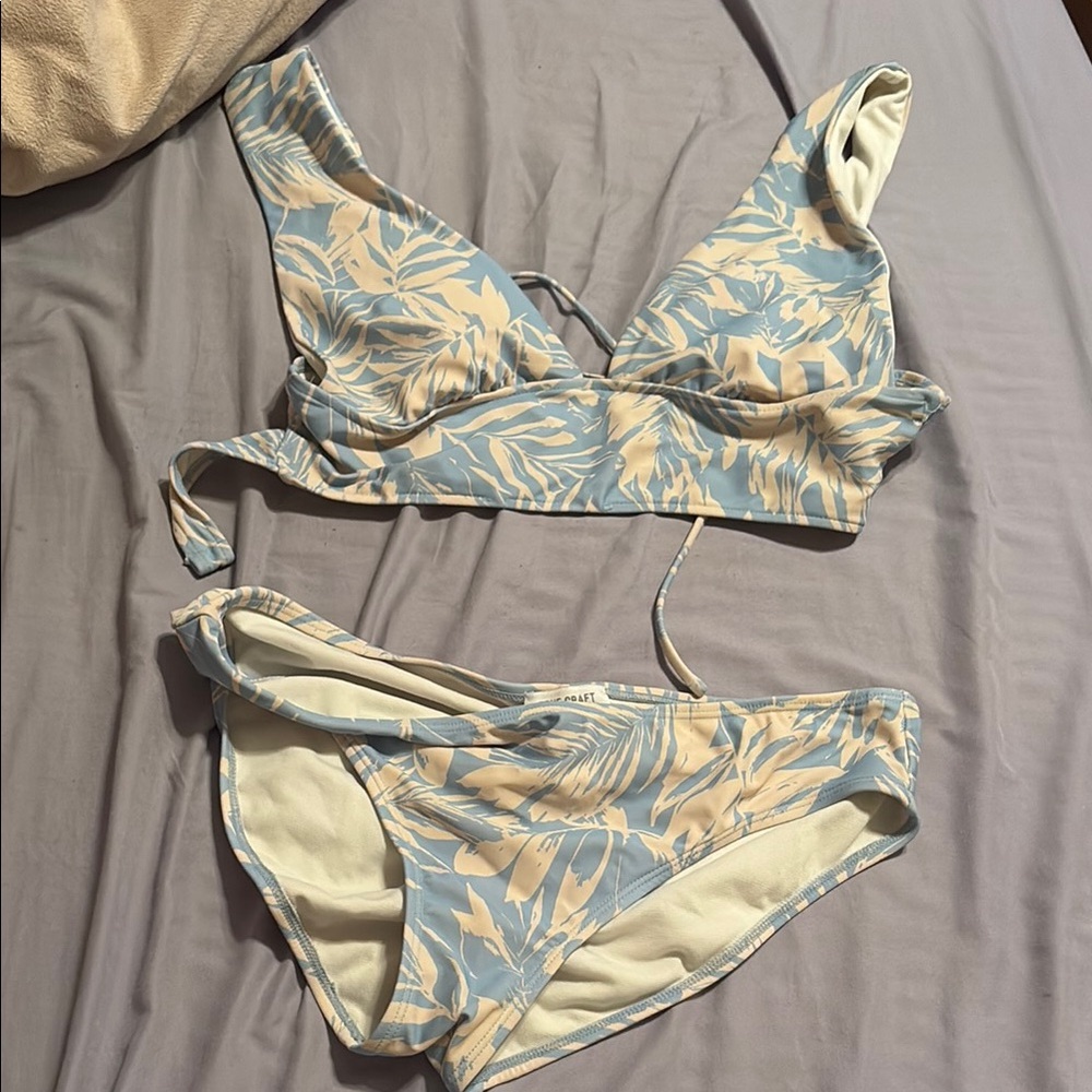 True Craft Blue and Cream Leaf Bikini - Size Large👙💙🤍